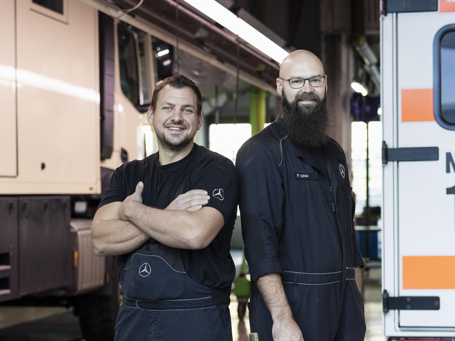 Zwei Werkstattarbeiter in der Werkstatt