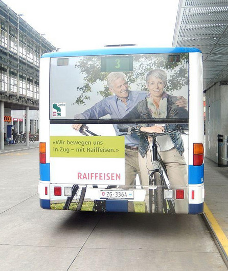Eine Werbung auf dem Heck eines Busses