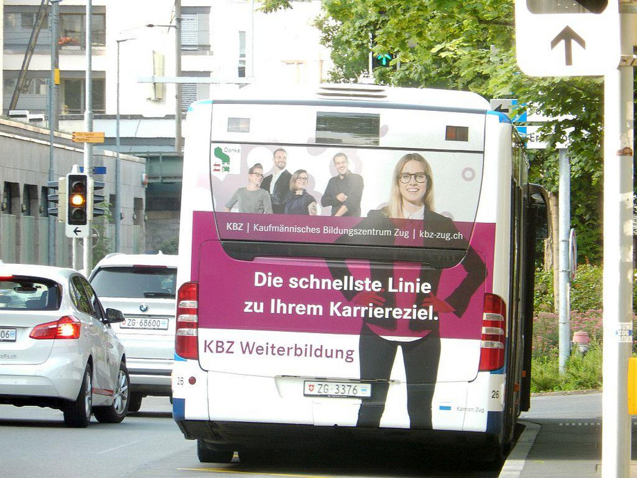 Das Bild zeigt eine Werbung auf dem Heck eines Busses.