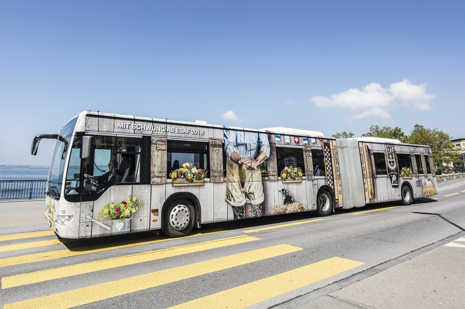 Das Bild zeigt einen Bus mit ganzflächiger Werbung.