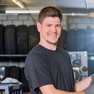 Das Bild zeigt einen Mitarbeiter, der im Berufsfeld des Fahrzeugausbaus tätig ist