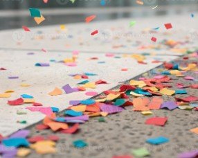 Konfetti zerststeut auf Strasse