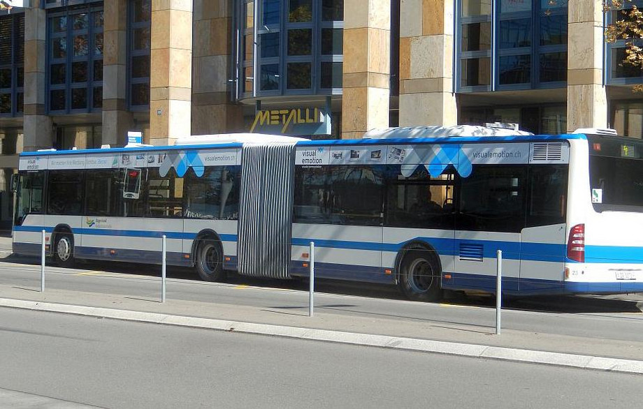 Das Bild zeigt einen Bus mit Dachlängswerbung