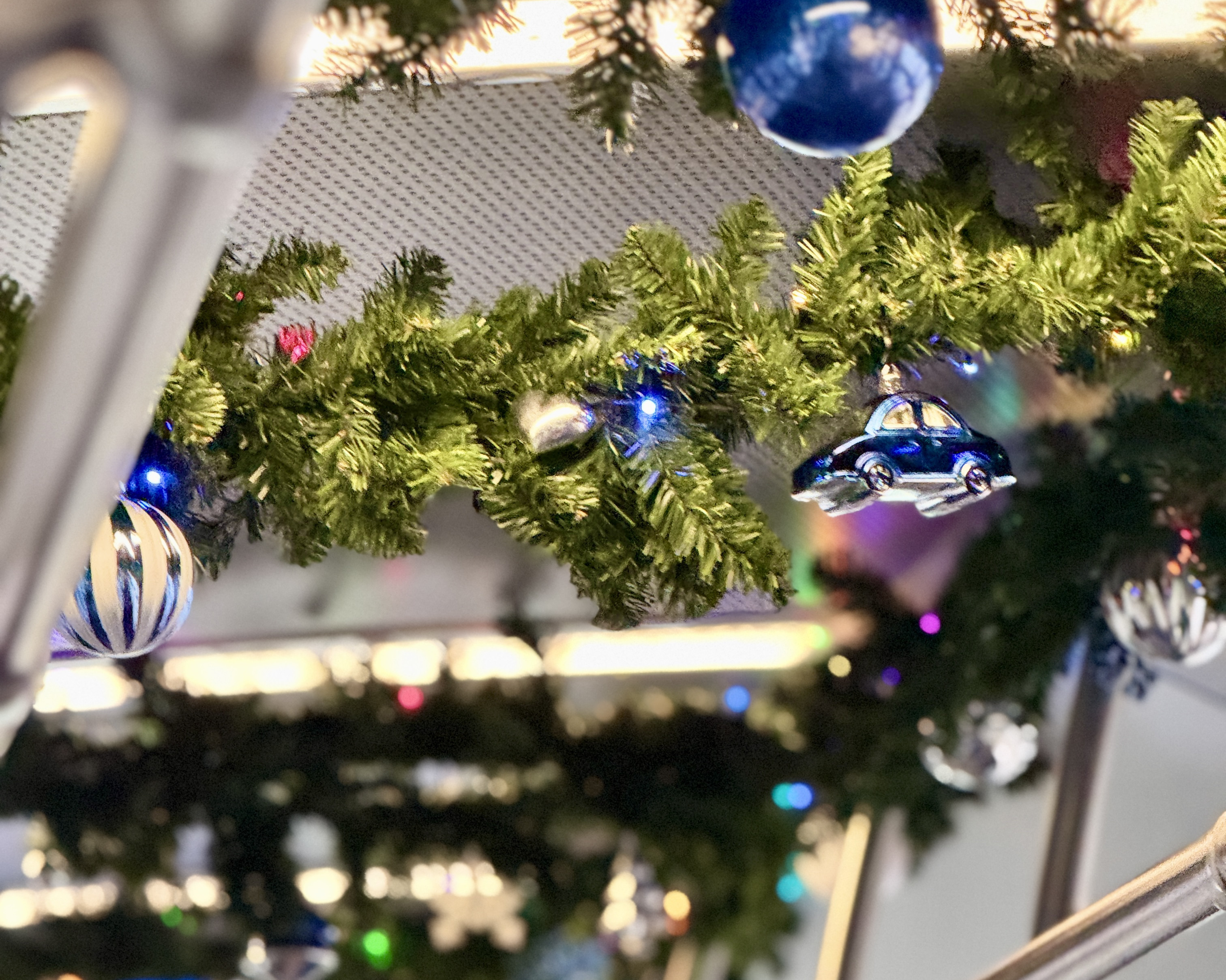 Weihnachtlich geschmückter Bushimmel mit Kugeln und Grünzeug.