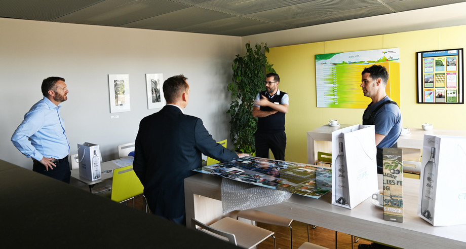 Vier Männer in einem Büro