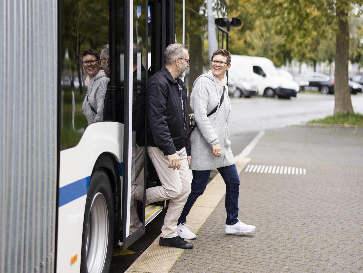 Fahrgäste steigen aus Bus aus