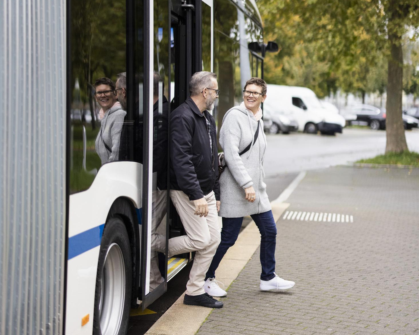 Fahrgäste steigen aus Bus aus