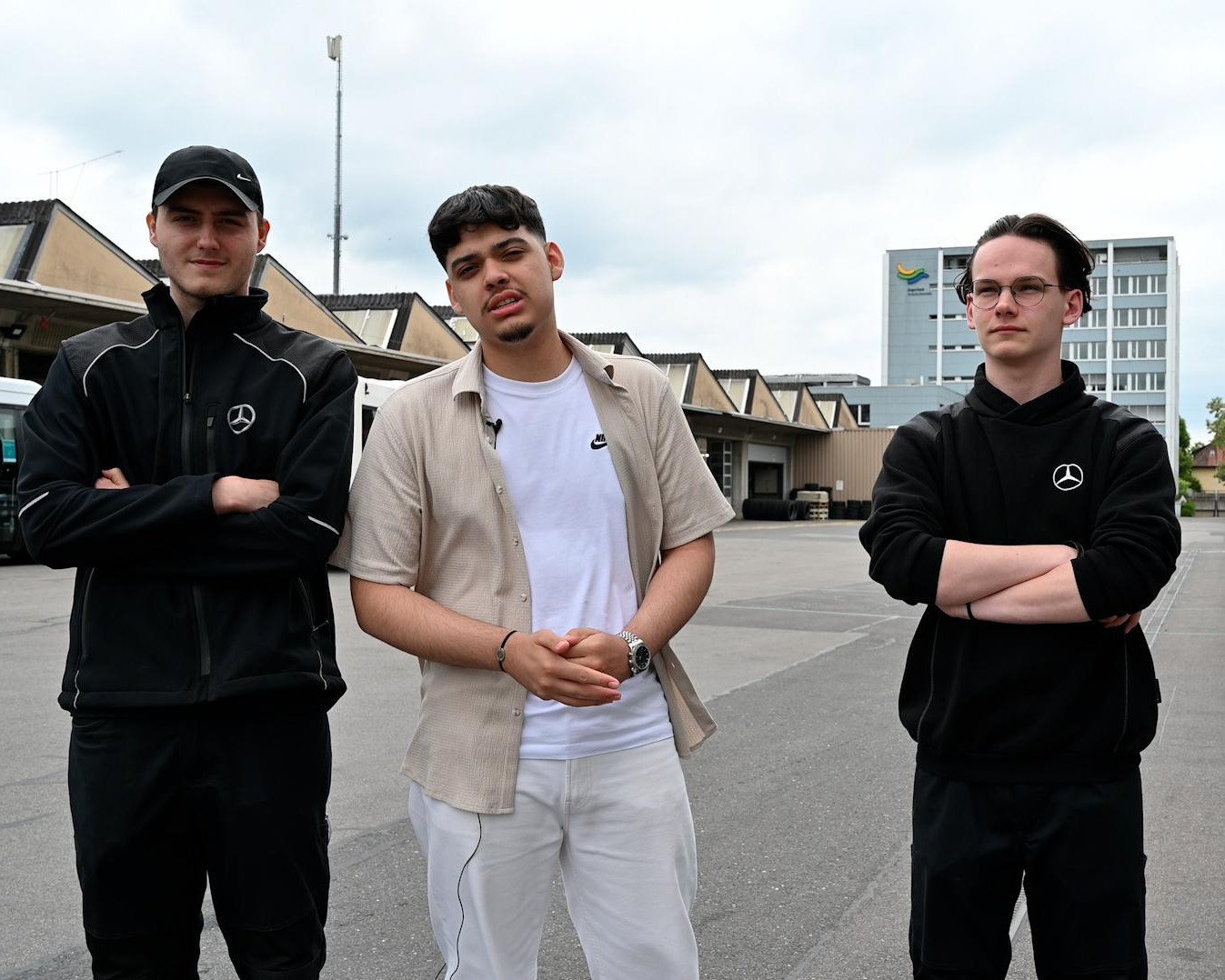 Gruppenfoto von drei Lernenden