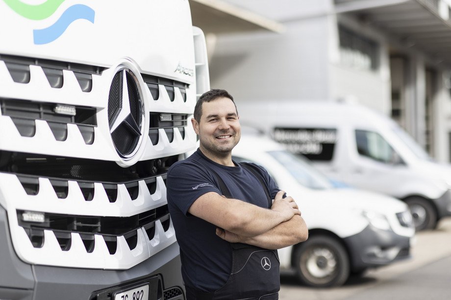 Marcel steht vor einem Mercedes Lastwagen